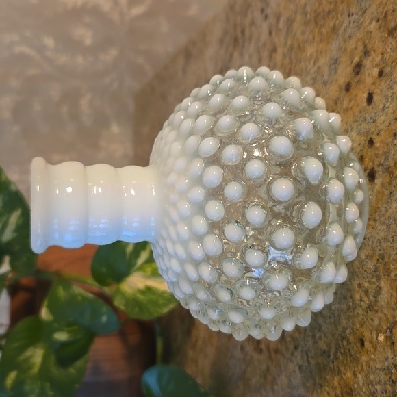 Vintage fenton milk glass hobnail vase - Picture 4 of 12
